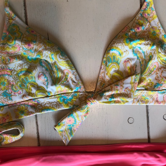 VS Small Triangle String Bikini - Picture 2 of 4